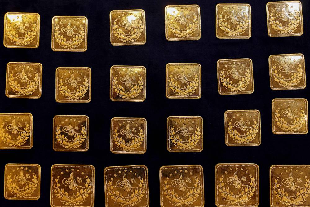 سبائك ذهب معروضة في متجر بوسط الكويت أمس الاثنين. "رويترز"