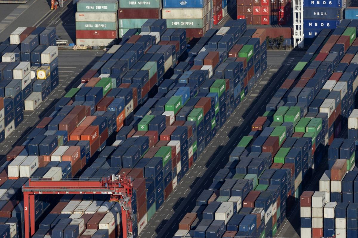 حاويات الشحن في محطة نانكو الدولية للحاويات في أوساكا. "بلومبرغ"