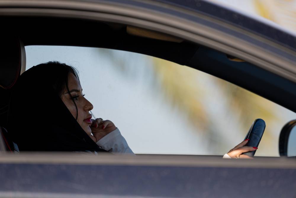 ارتفاع أعداد سائقي المركبات من النساء أسهم في نمو أقساط التأمين في السعودية. تصوير: يوسف الدبيسي - الاقتصادية