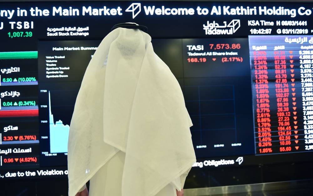 الأسهم السعودية تتراجع 42 نقطة بضغط من الشركات الصغيرة والمتوسطة .. والسيولة عند 4.2 مليار ريال