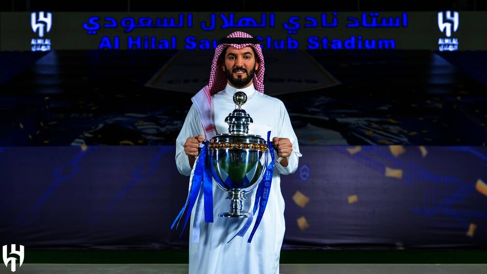 فهد بن نافل رئيس الهلال بعد التتويج بكأس دوري روشن السعودي. (مركز الهلال الإعلامي)