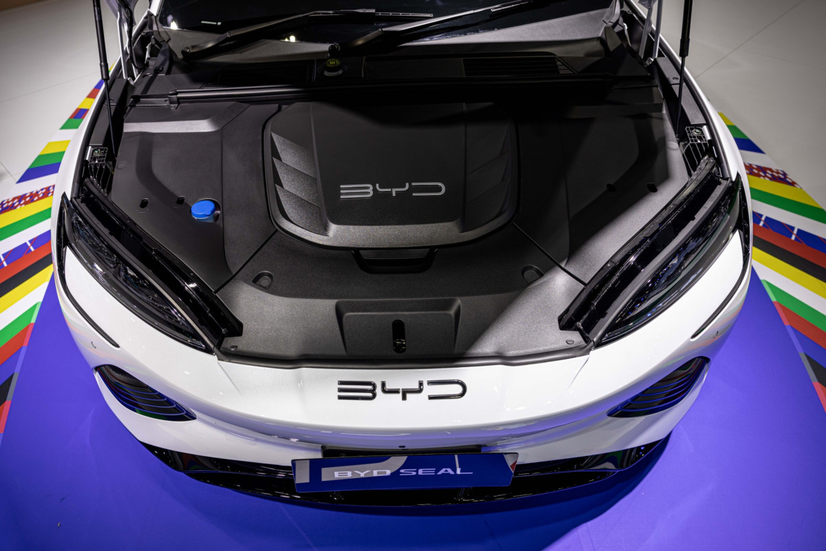 سيارات هجينة جديدة من BYD تقطع 2000 كيلومتر بدون توقف 