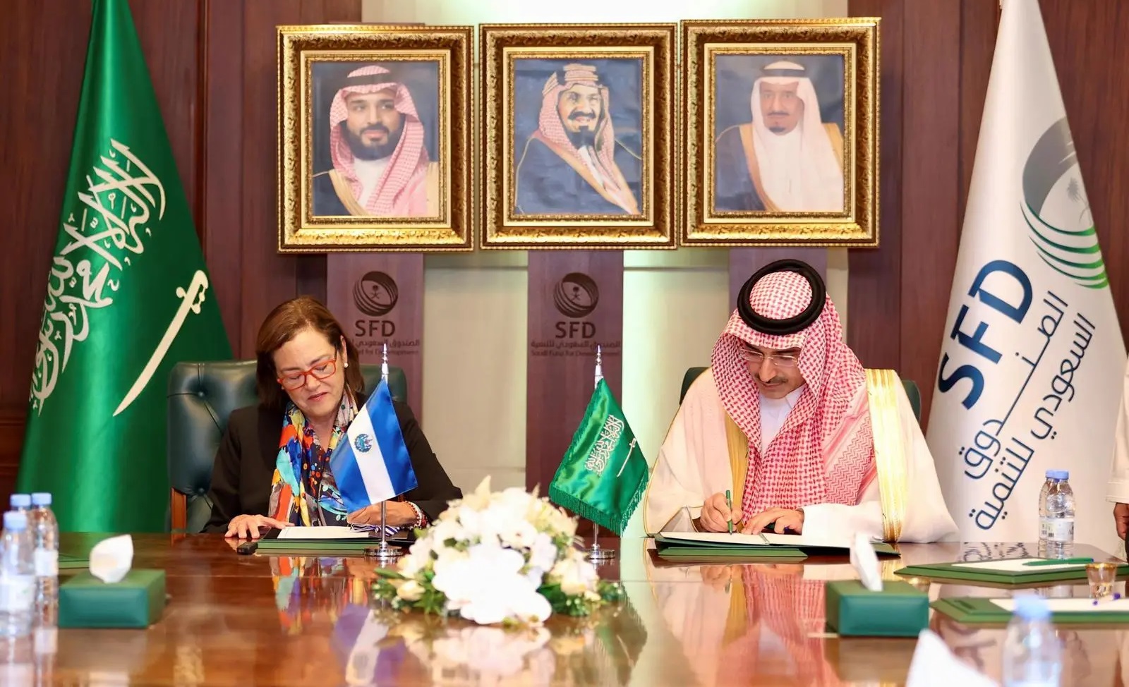 جانب من توقيع الاتفاقية في مقر الصندوق السعودي للتنمية. المصدر: واس