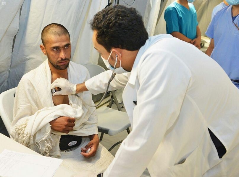 حاج يتلقى المساعدة الطبية في أحد المراكز الصحية بالمشاعر المقدسة. "واس"