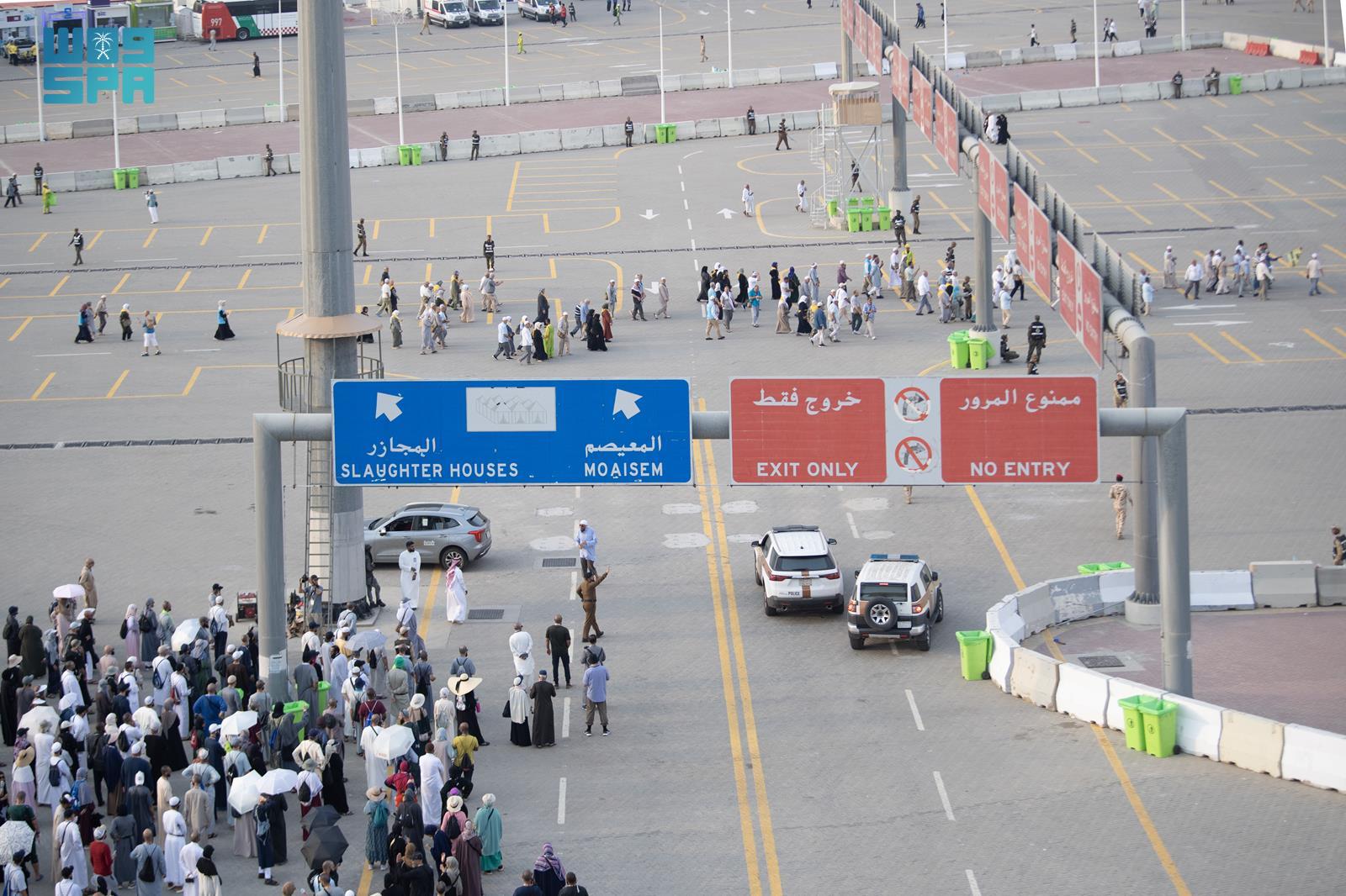 الحجاج يفدون إلى منى لقضاء يوم التروية