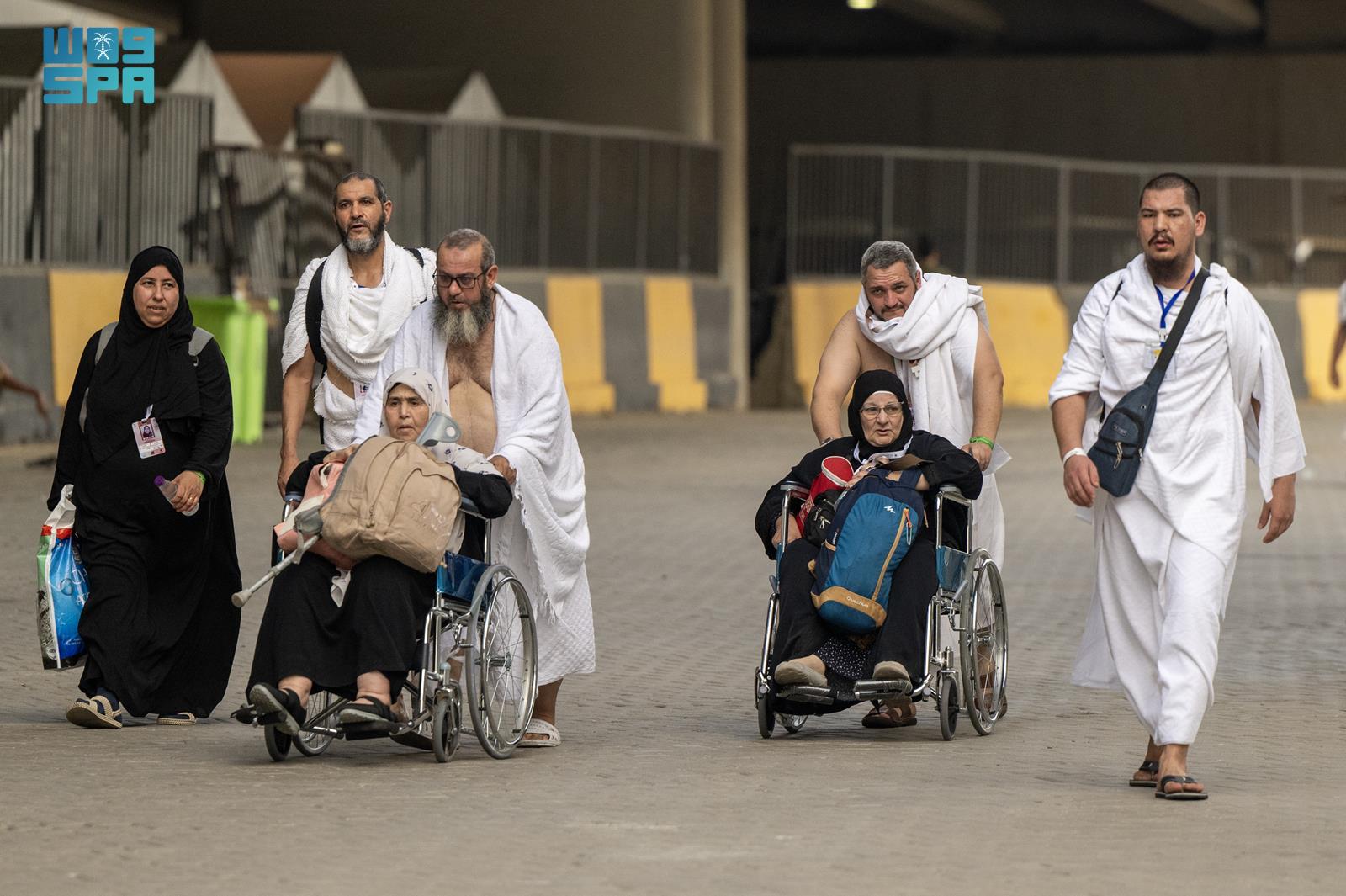 الحجاج يفدون إلى منى لقضاء يوم التروية