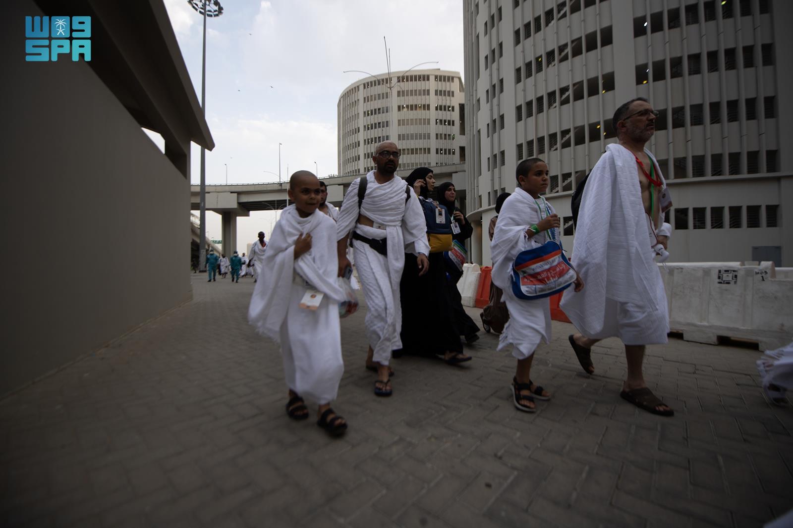 الحجاج يفدون إلى منى لقضاء يوم التروية