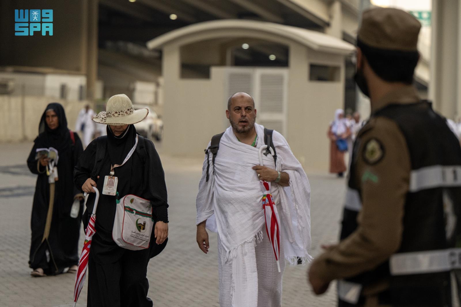 الحجاج يفدون إلى منى لقضاء يوم التروية