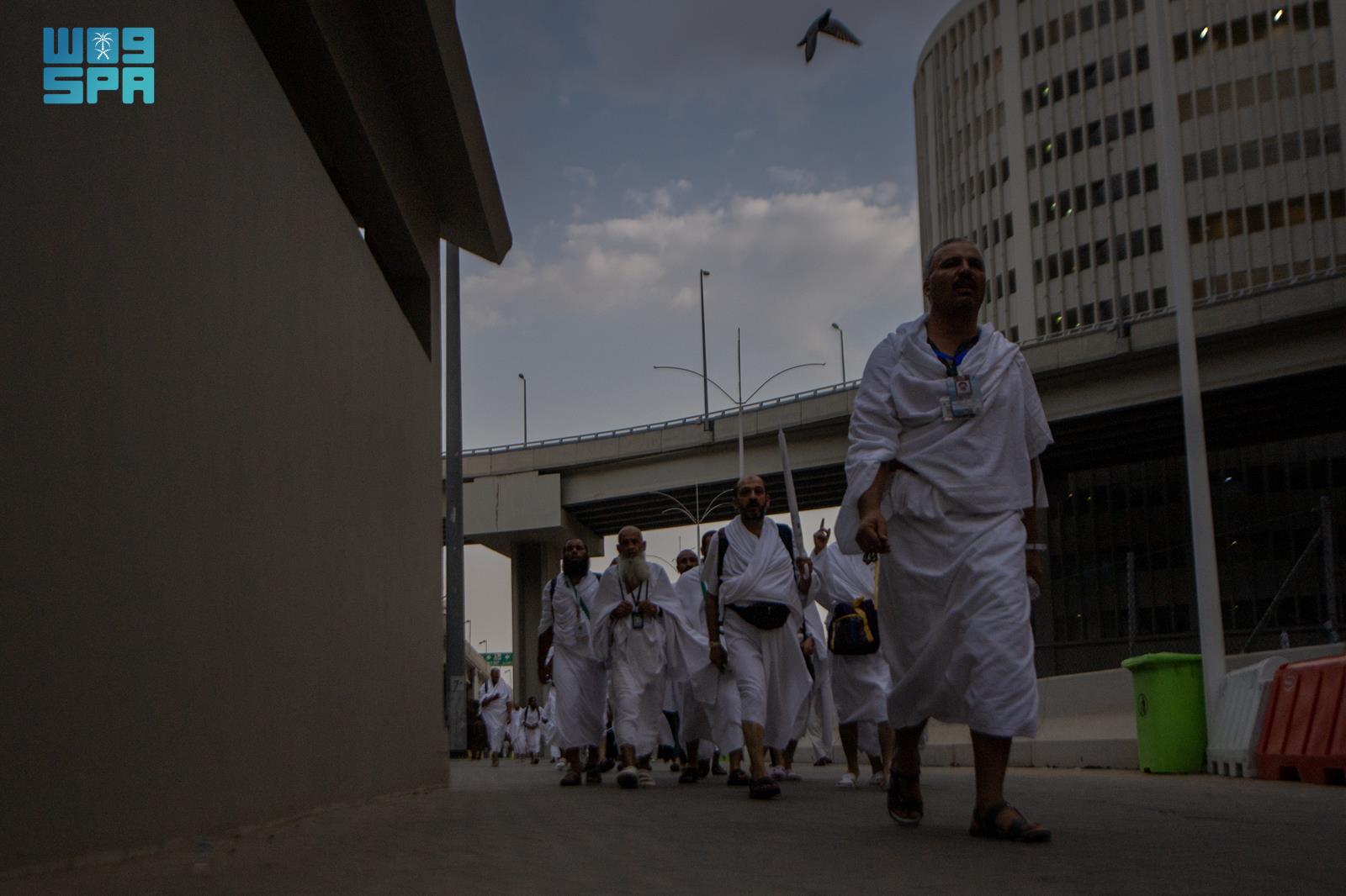 الحجاج يفدون إلى منى لقضاء يوم التروية