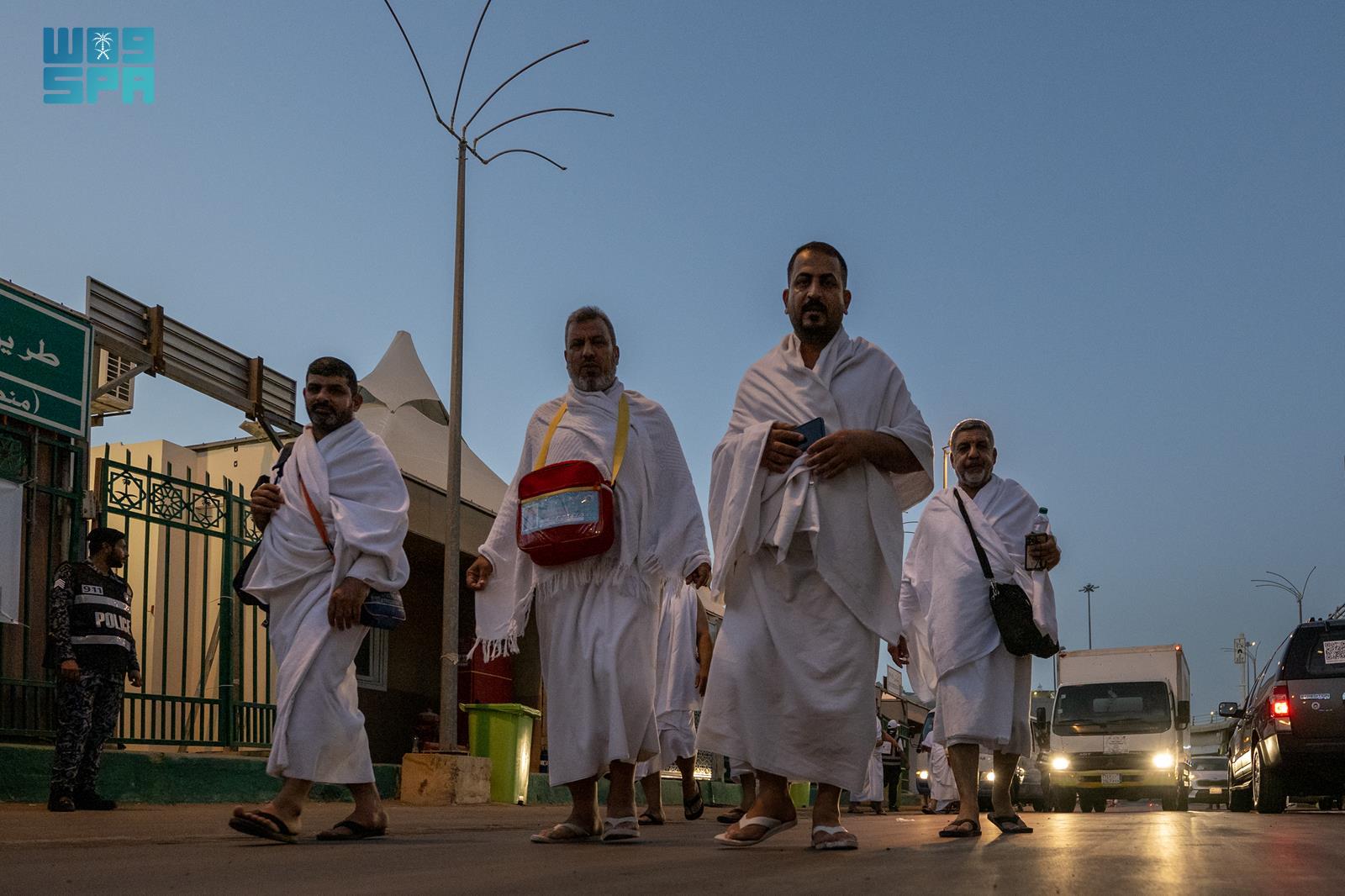 الحجاج يفدون إلى منى لقضاء يوم التروية