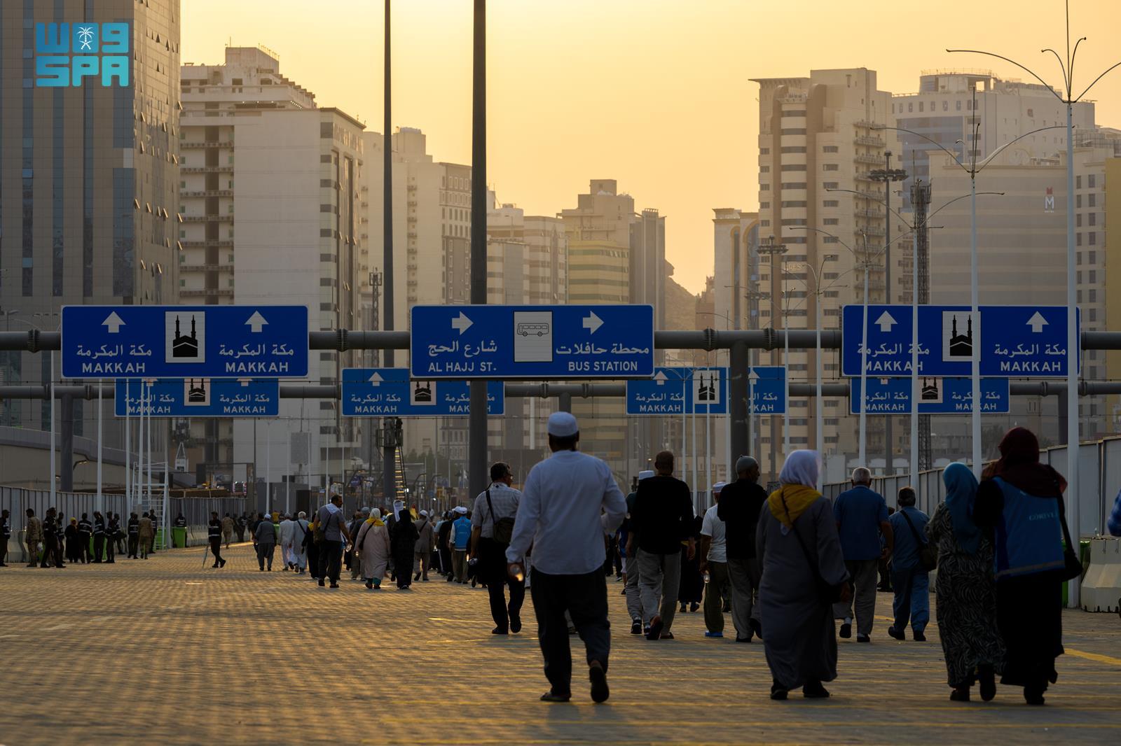 الحجاج يفدون إلى منى لقضاء يوم التروية