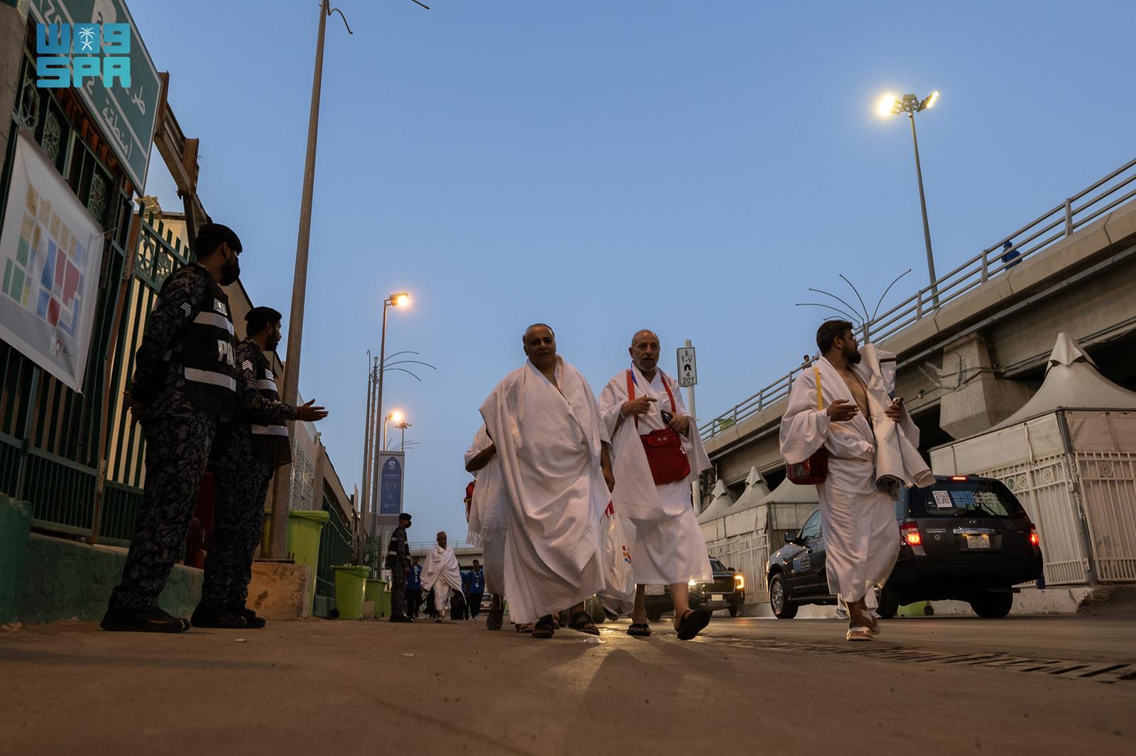 الحجاج يفدون إلى منى لقضاء يوم التروية