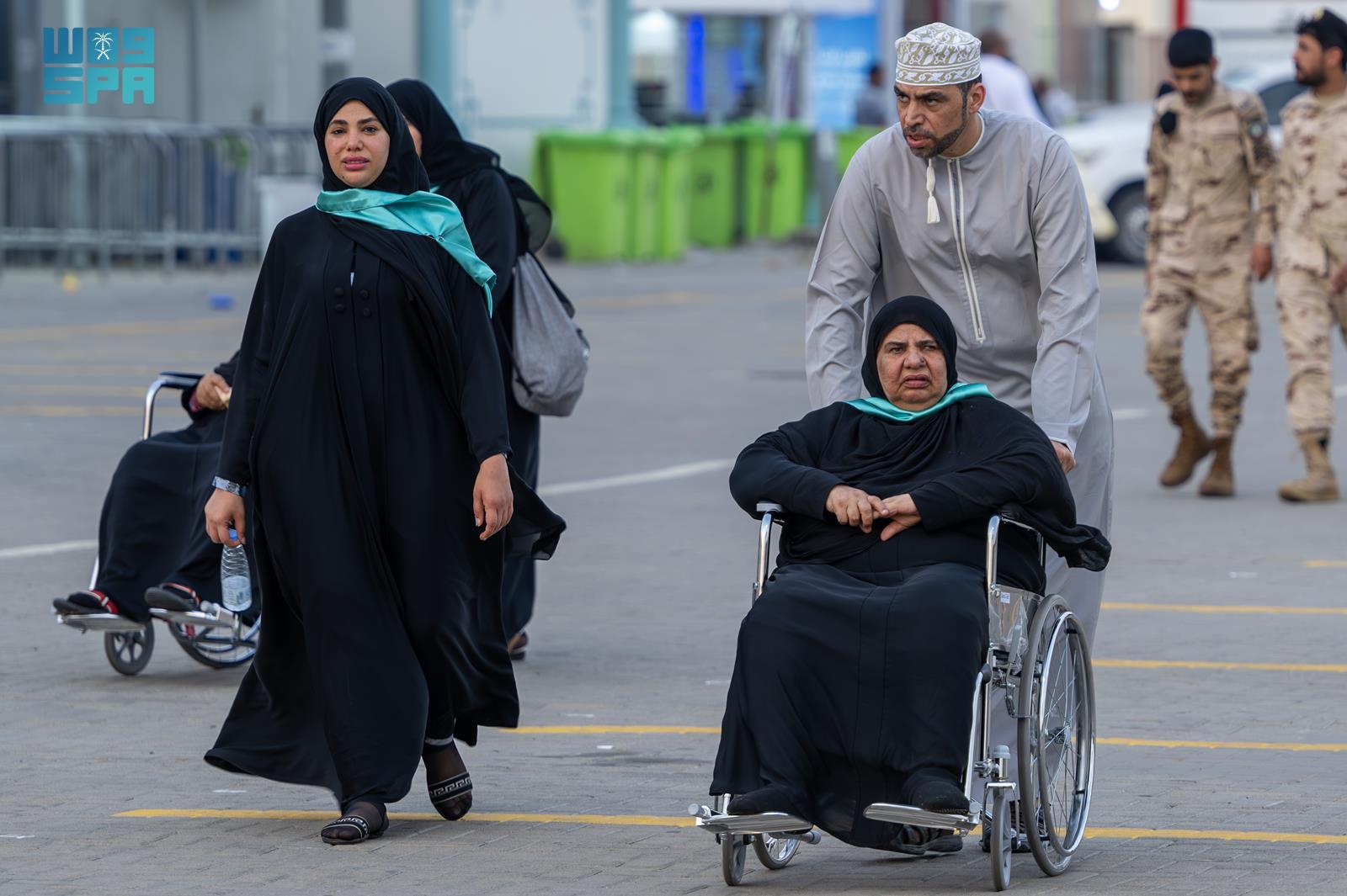 الحجاج يفدون إلى منى لقضاء يوم التروية