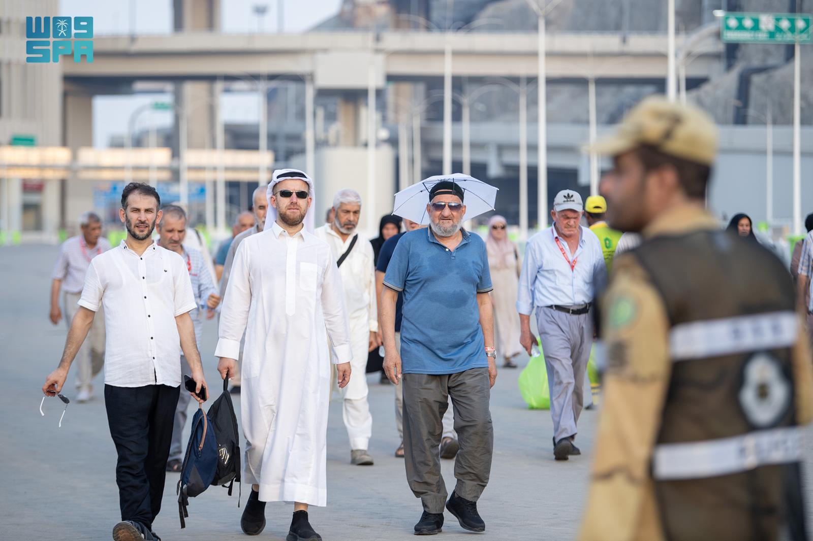 الحجاج يفدون إلى منى لقضاء يوم التروية