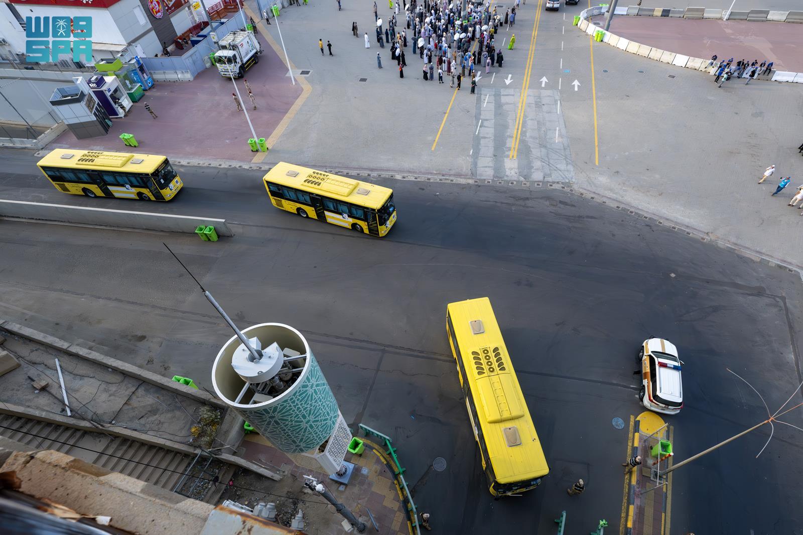 الحجاج يفدون إلى منى لقضاء يوم التروية