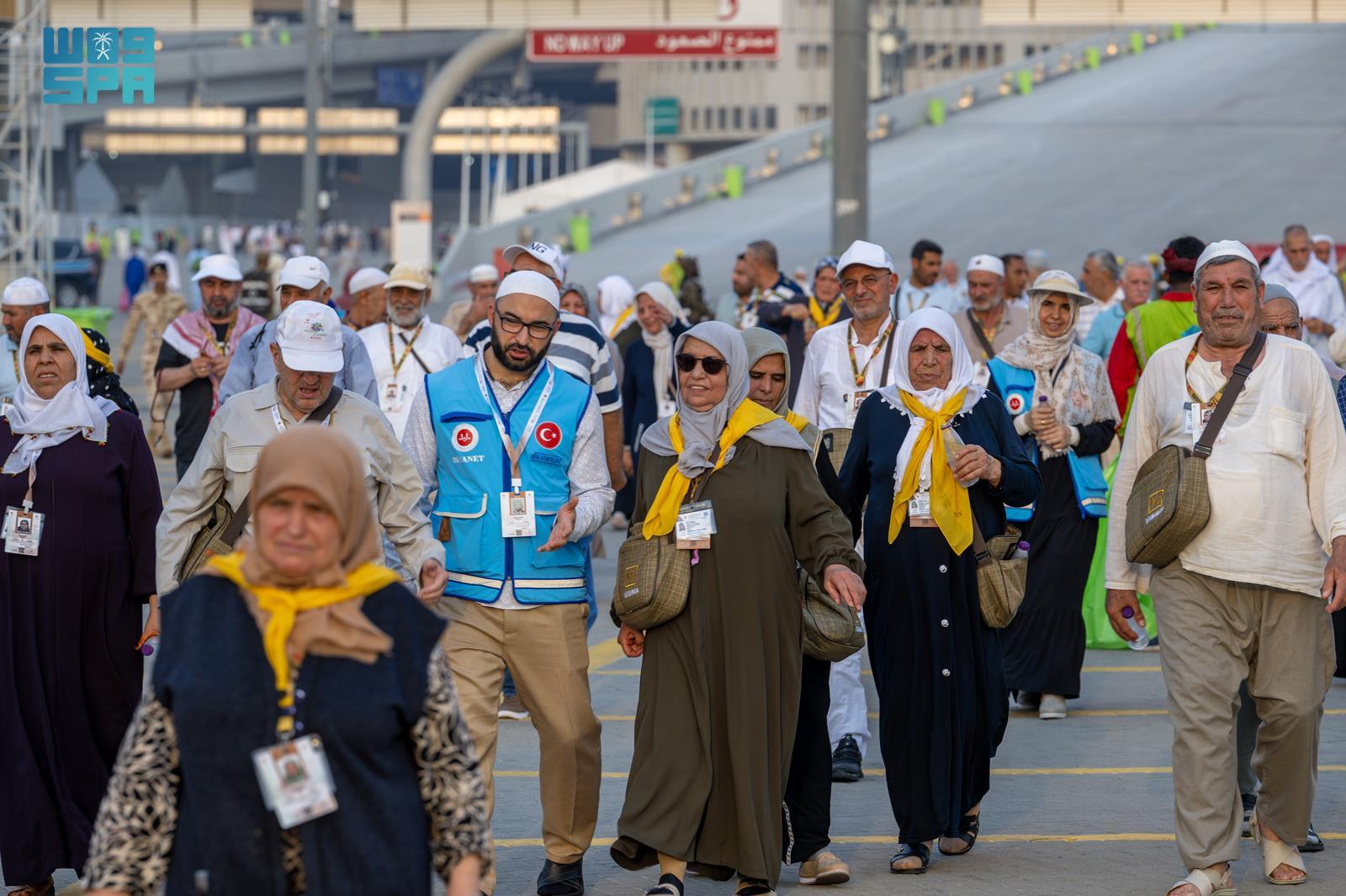 الحجاج يفدون إلى منى لقضاء يوم التروية