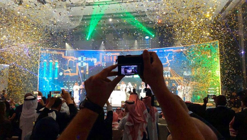 من مظاهر الاحتفالات بطرح 2% من أسهم أرامكو للاكتتاب العام في 2019 - المصدر: بلومبرغ