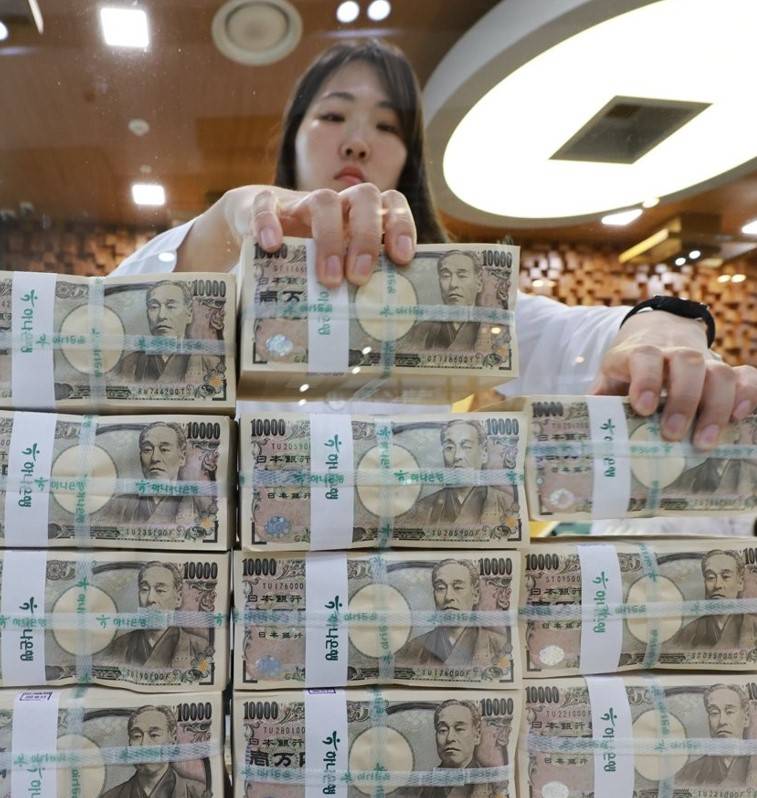 انخفضت العملة اليابانية أمام الدولار 3 % أمس الخميس.