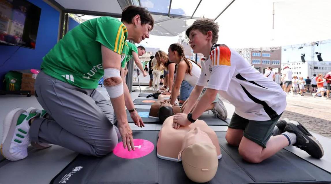 أكثر من 35 ألف مشجع تعلموا الإنعاش القلبي الرئوي في «يورو 2024». الاتحاد الأوروبي