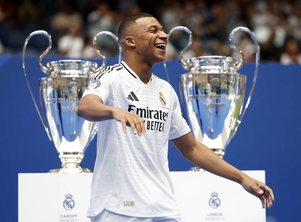 مبابي يرتدي قميص نادي ريال مدريد خلال حفل التقديم. "رويترز"