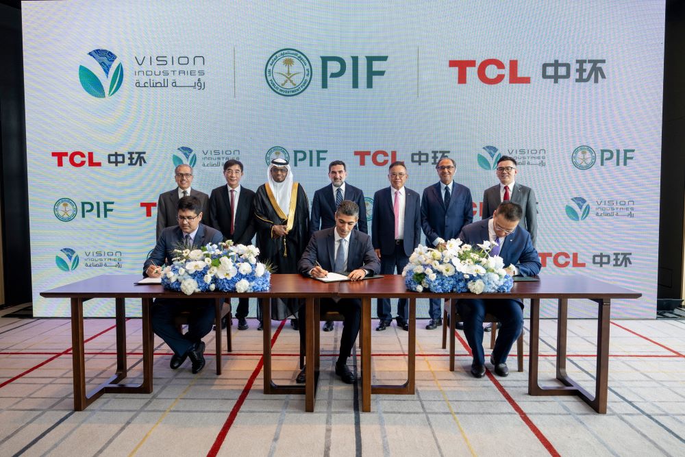 جانب من الاتفاقيات التي وقعها صندوق الاستثمارات لتعزيز توطين صناعات الطاقة المتجددة. 