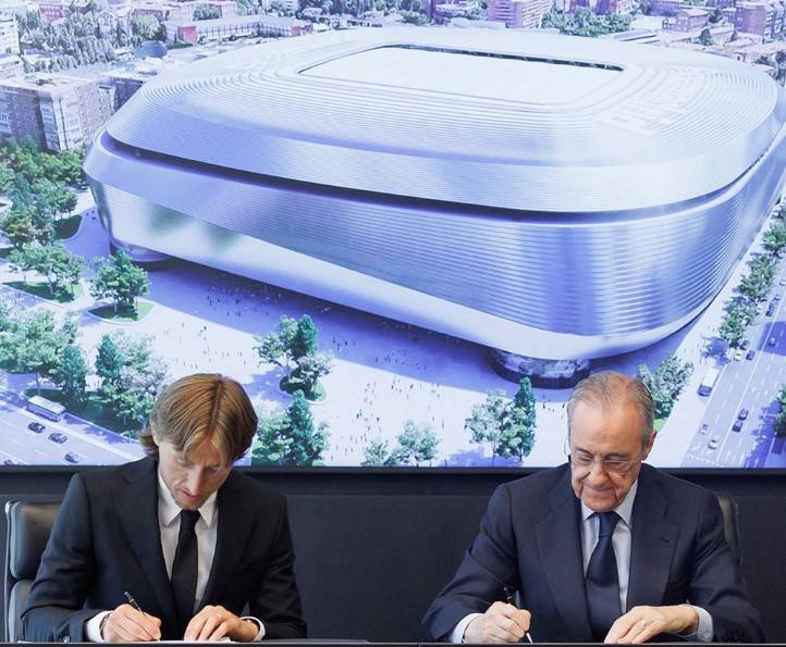 مودريتش مع رئيس نادي ريال مدريد خلال توقيع العقد. (ريال مدريد)