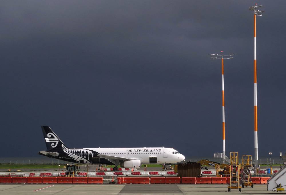 طائرة تابعة لشركة طيران نيوزيلندا من طراز إيرباص A320 على مدرج في مطار أوكلاند في نيوزيلندا. «رويترز»