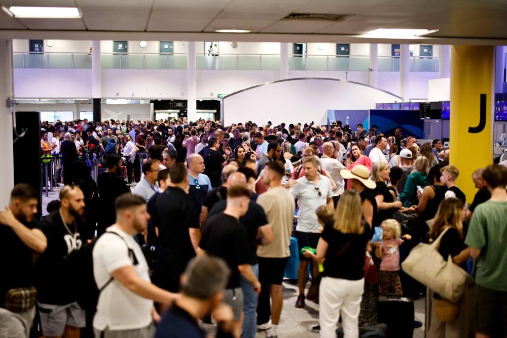 ازدحام في مطار جاتويك اللندني مع إلغاء وتأخير رحلات جوية اليوم. «الفرنسية»