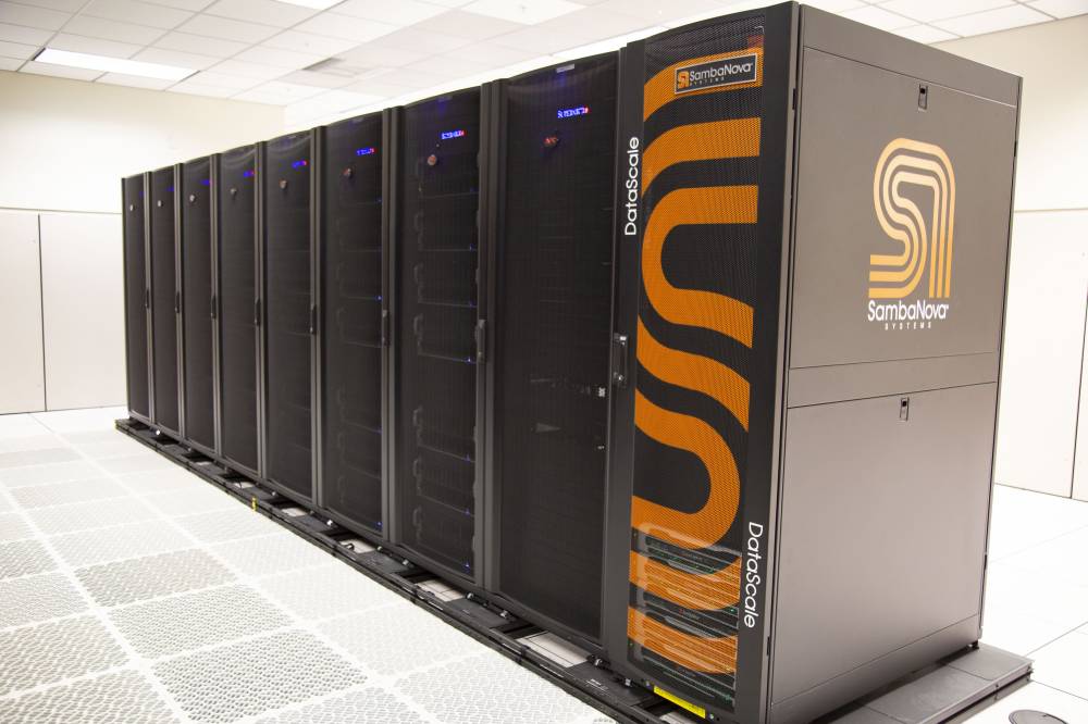 ينبغي دعم الأبحاث والابتكارات في مجال الذكاء الاصطناعي لتطوير تقنيات وحلول جديدة.