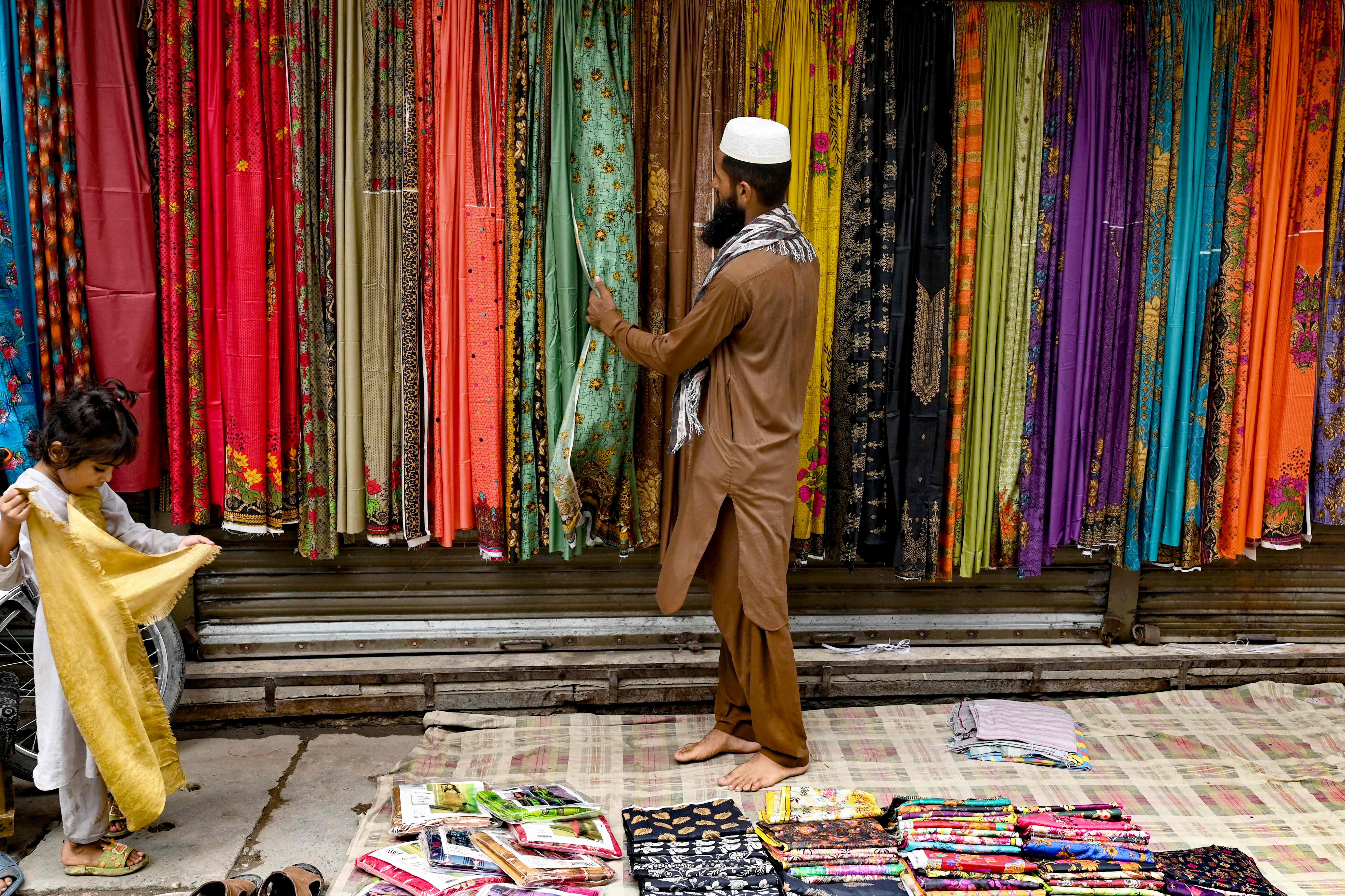 سوق الملابس في باكستان