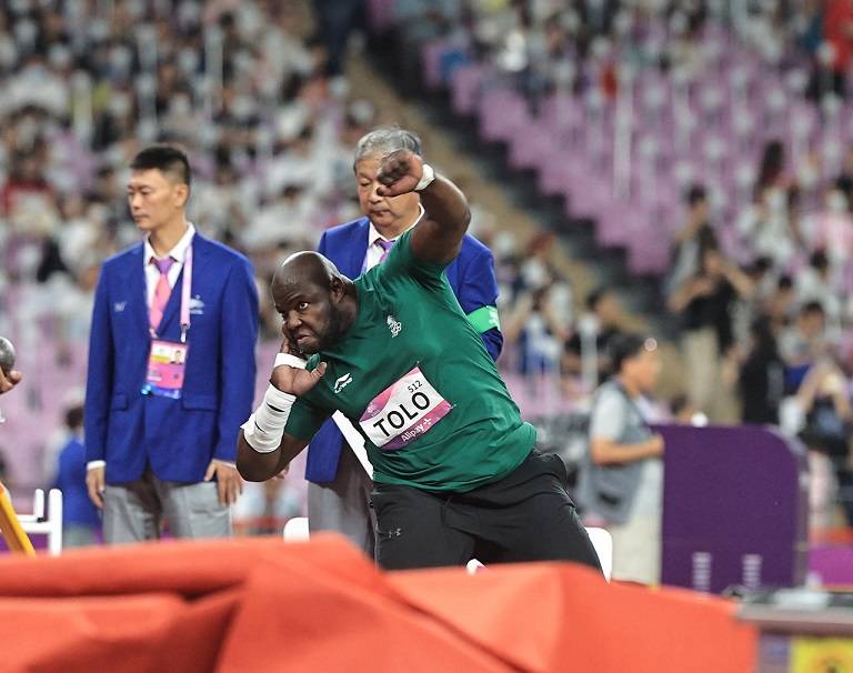 تولو خلال مشاركة سابقة في مسابقة دفع الجلة. (الأولمبية السعودية)