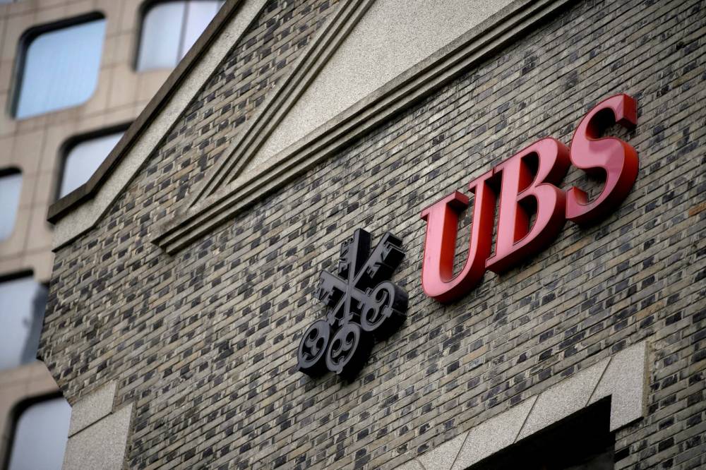 شعار البنك السويسري UBS يظهر في فرع البنك في شنغهاي، الصين. رويترز