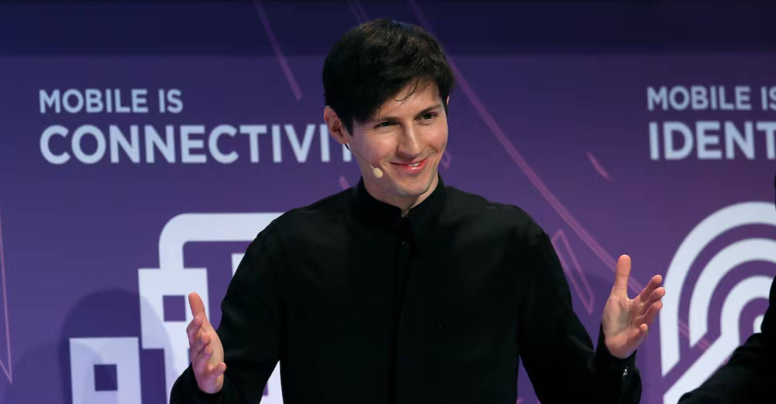 المؤسس والرئيس التنفيذي لشركة Telegram Pavel Durov يلقي خطابا رئيسيا خلال المؤتمر العالمي للهواتف المحمولة في برشلونة، إسبانيا في 23 فبراير 2016. رويترز