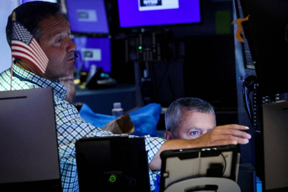 تراجع مؤشر ستاندرد آند بورز 500 بنحو 6% عن ذروته في يوليو. المصدر: رويترز