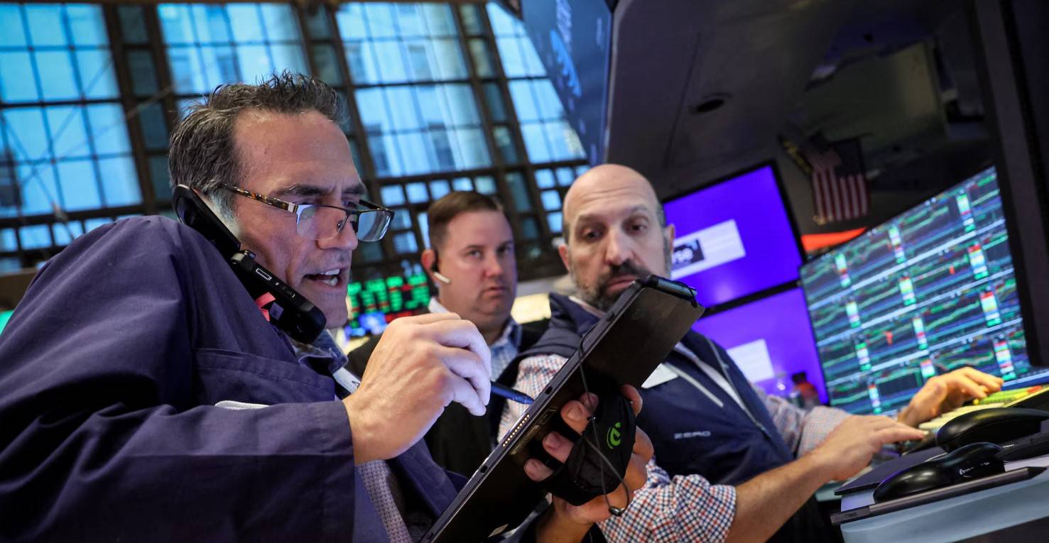 متداولون يعملون على أرضية بورصة نيويورك (NYSE) في 3 يوليو 2024. "رويترز"