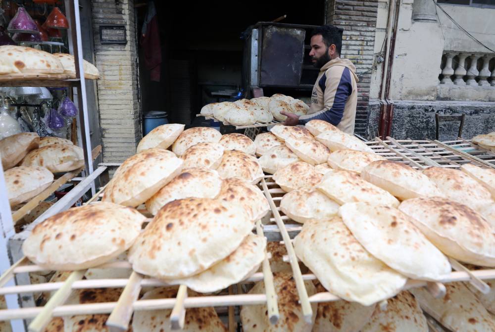 رفعت مصر هذا العام أسعار الوقود والخبز وهي سلعة مدعومة بشكل كبير. "إ.ب.أ"