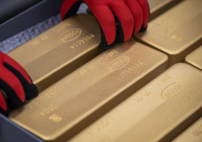 موظف يضع سبائك من الذهب الخالص في غرفة العمل أثناء الإنتاج في مصنع Krastsvetmet للمعادن الثمينة في مدينة كراسنويارسك السيبيرية، روسيا. "رويترز"