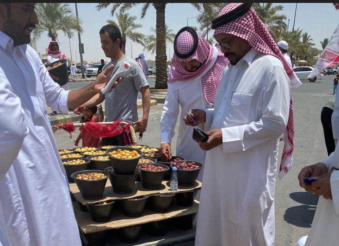 تراجع سعر كرتون التمر السكري الذي يزن نحو 3 كيلوجرامات إلى 25 ريالا. «الاقتصادية»