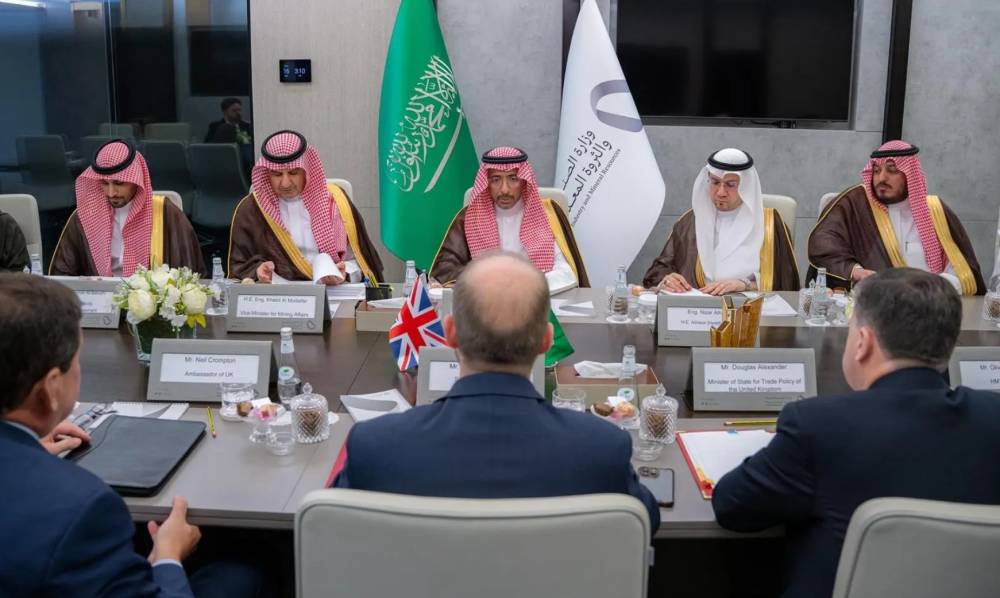 جانب من لقاء وزير الصناعة والثروة المعدنية السعودي مع وزير الدولة البريطاني للأعمال والتجارة اليوم في الرياض. "واس"