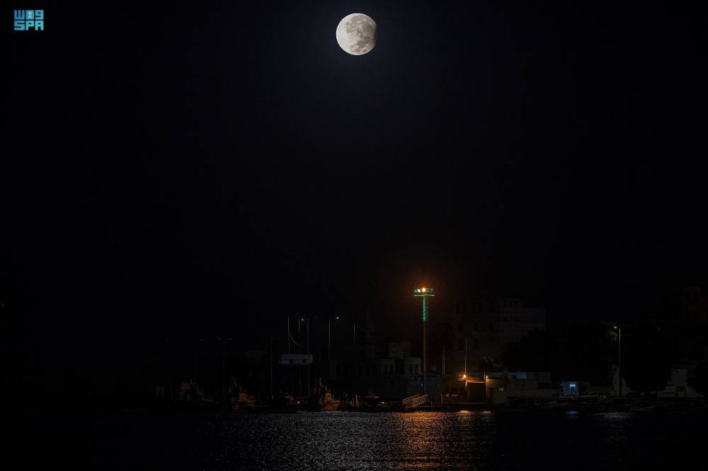 سماء السعودية تشهد خسوفا جزئيا للقمر