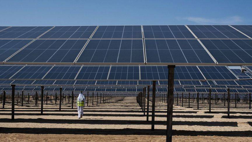 الألواح الشمسية في محطة الظفرة للطاقة الشمسية في أبوظبي. "بلومبرغ"