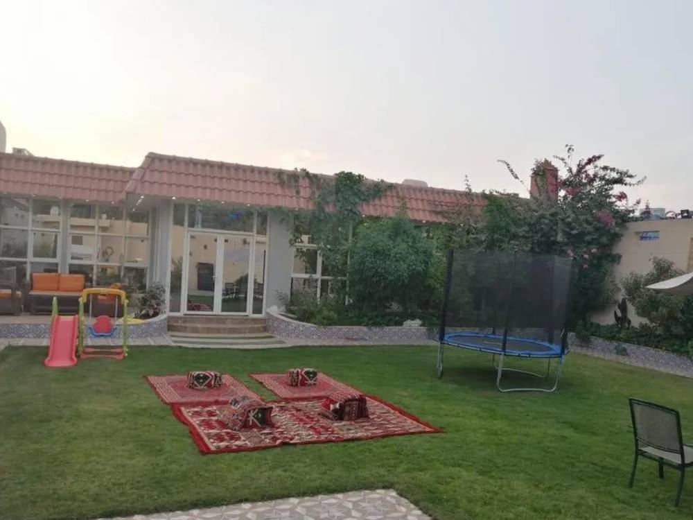 تقوم الهيئة العامة للعقار بإعداد نموذج للعقود الإيجارية الخاصة بنشاط الاستراحات التجارية. 