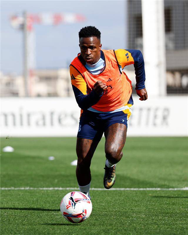 سجن مشجع أساء إلى فينيسيوس وتغريمه ومنعه من دخول الملاعب