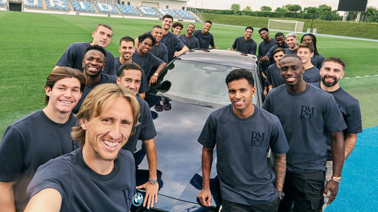 لاعبو ريال مدريد مع إحدى سيارات "بي إم دبليو" التي تم تسليمها للاعبين. (مركز ريال مدريد الإعلامي)