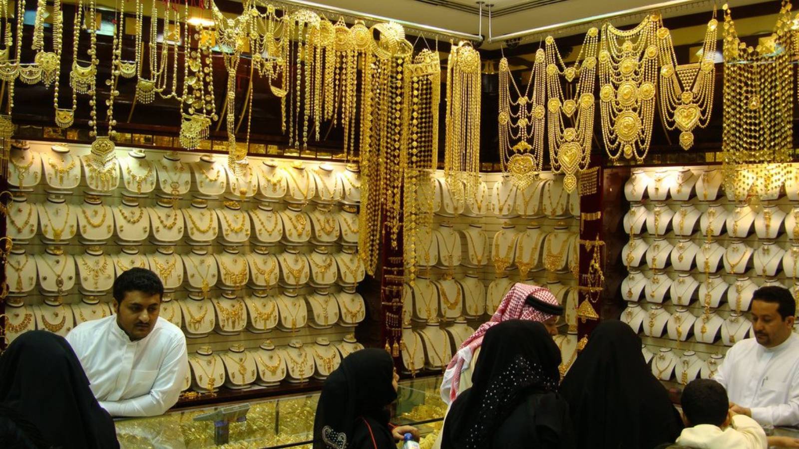 شملت التعديلات عدم جواز مزاولة صناعة المعادن الثمينة والأحجار الكريمة إلا بعد الحصول على ترخيص.