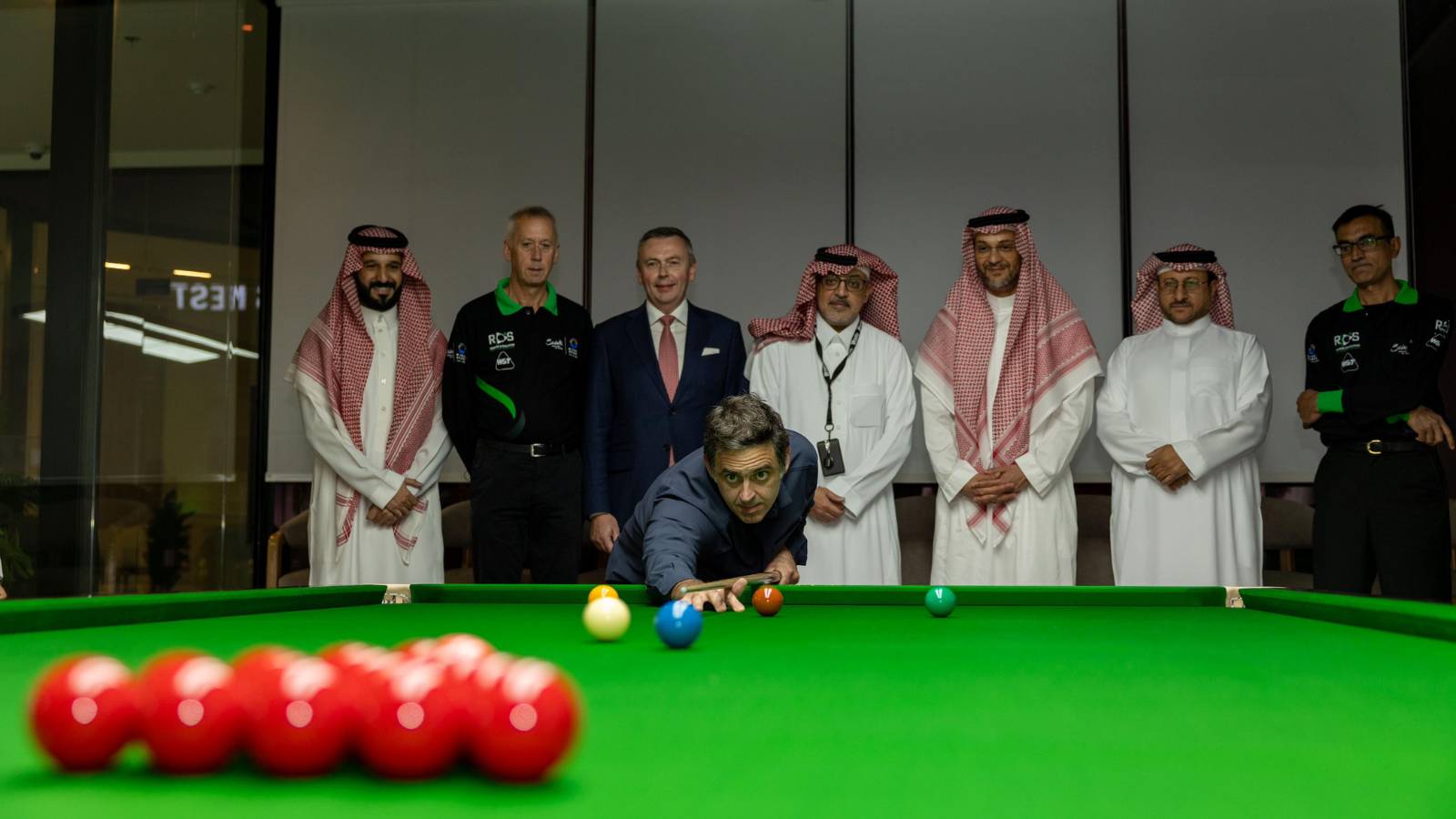 روني أوسوليفان يؤدي الضربة الافتتاحية على الطاولة الرئيسية للأكاديمية.