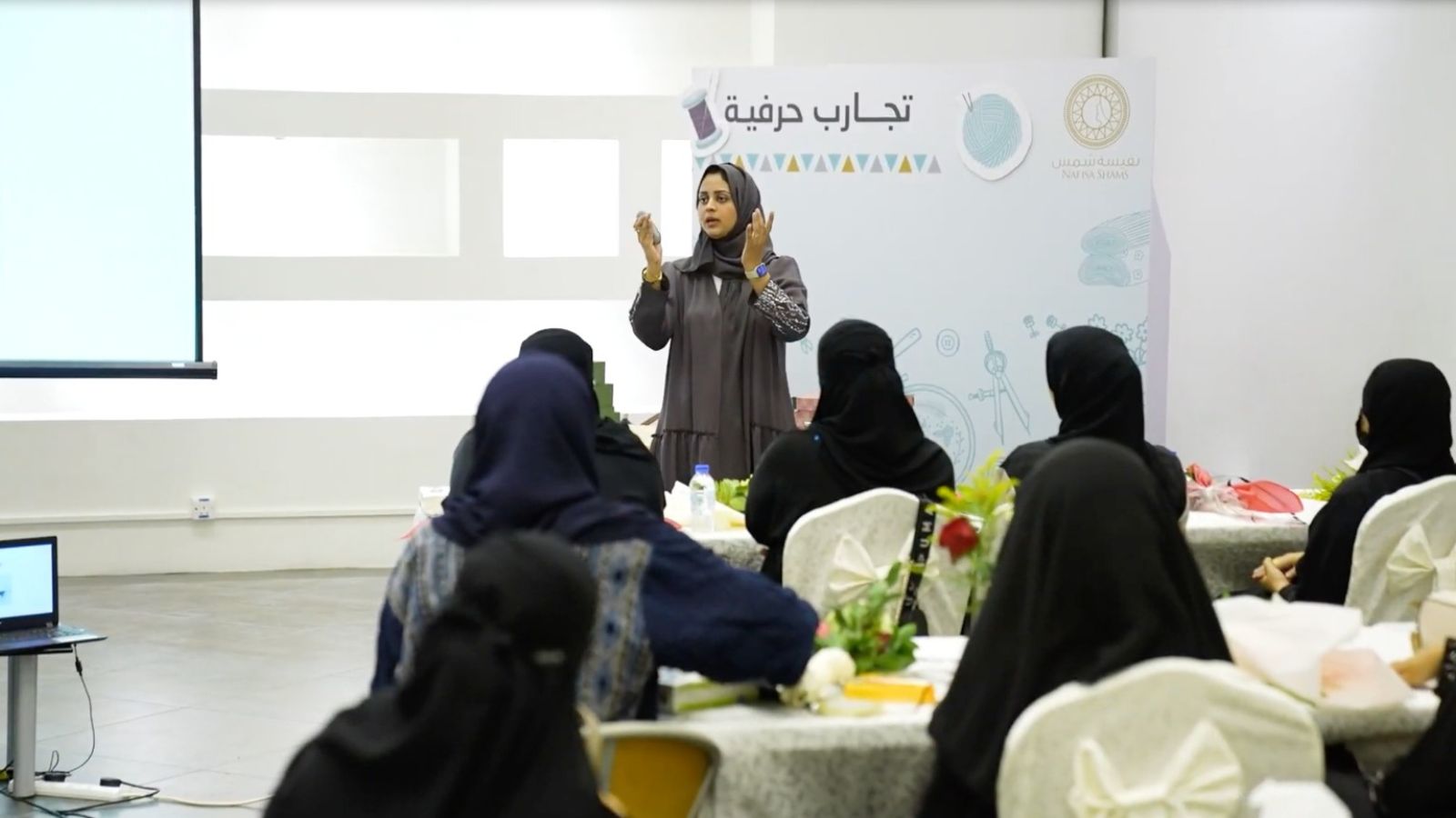 لقاءات "تجارب حرفية" تمكن 350 امرأة في مجال الفنون والحرف اليدوية