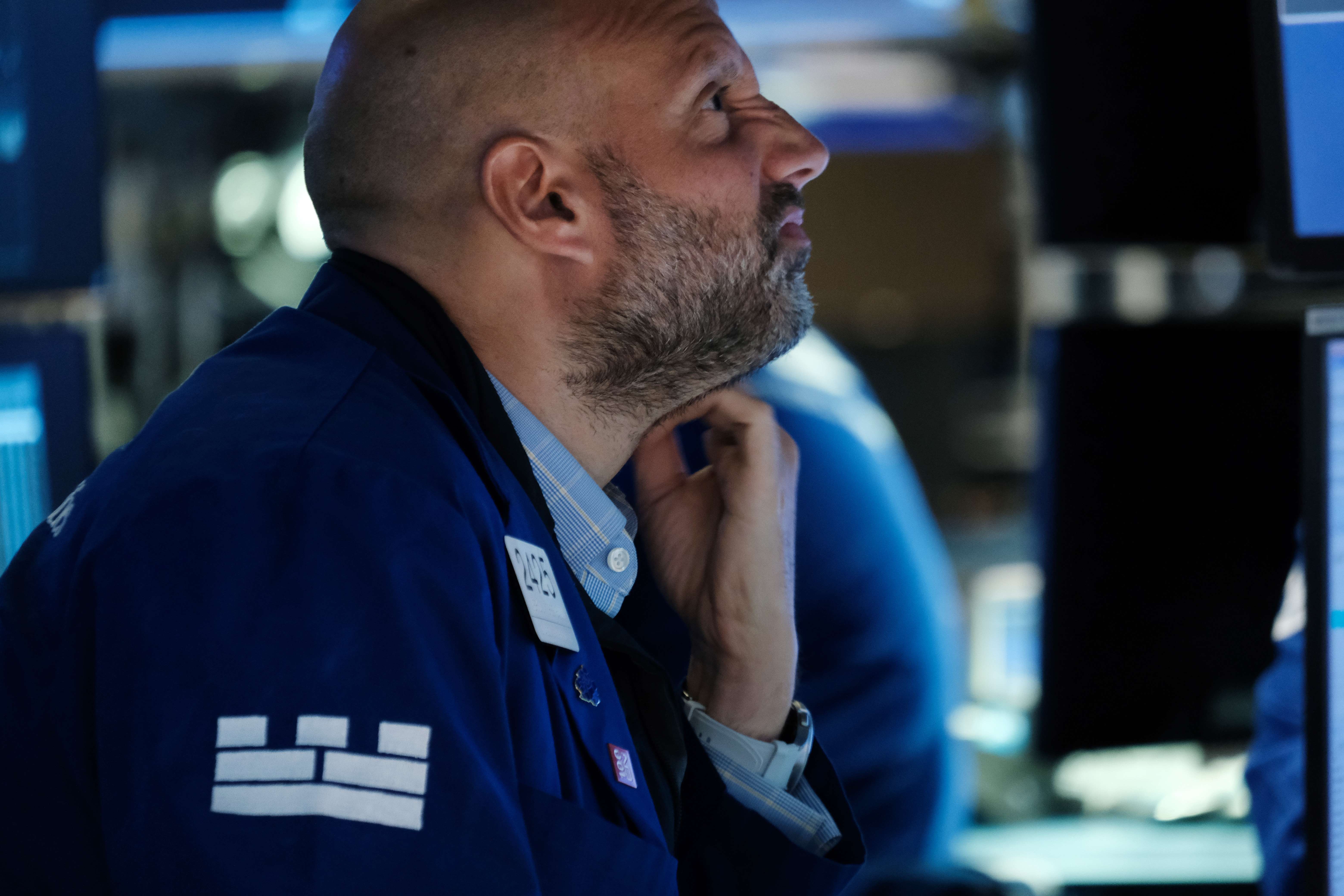 الأسواق تقلص خسائرها بعد موجة الصواريخ الإيرانية التي قفزت بالنفط والذهب