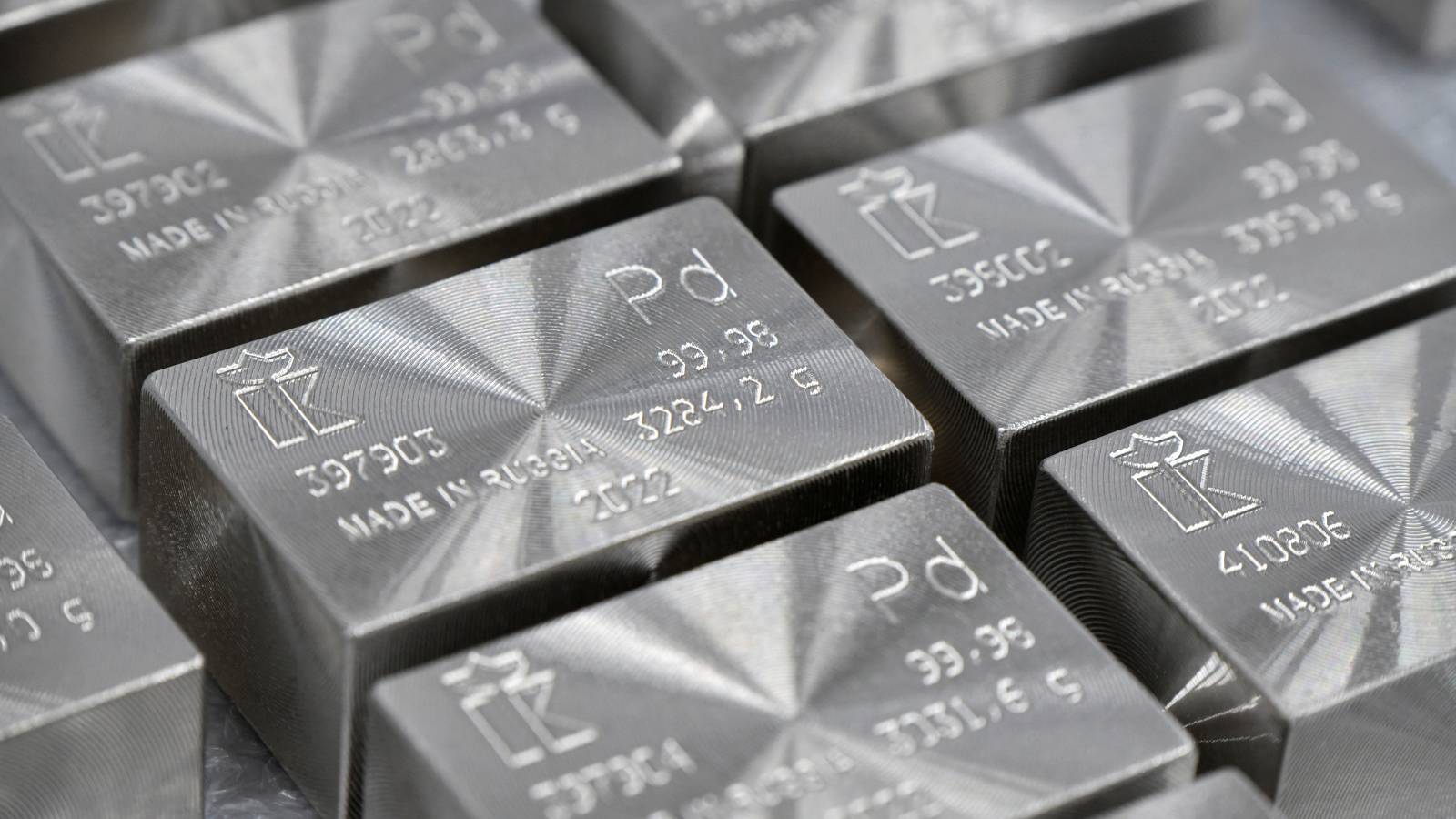 البلاديوم يقفز 9% بفعل مخاوف العقوبات على إمدادات روسيا.. والذهب يرتفع 0.7%