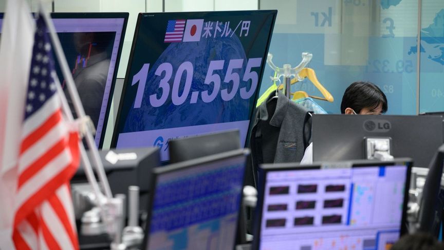 سعر الين مقابل الدولار معروض في غرفة تداول بشركة صرف في طوكيو، اليابان. "بلومبرغ"